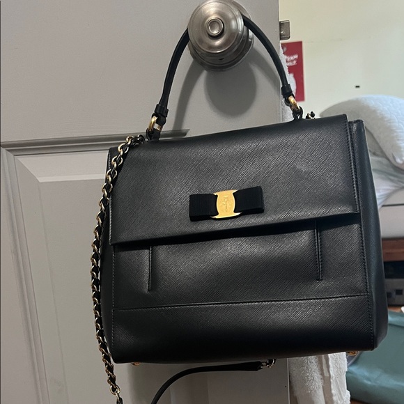 Elegant Black Leather Handbag SALVATORE FERRAGGAMO - Picture 1 of 6